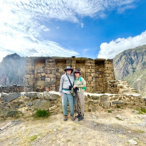 Pareja tomándose foto en el Inka Watana