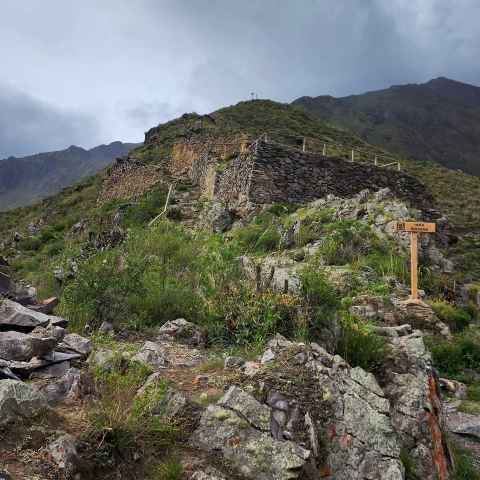 Vista desde abajo del Inka watana de Ollantaytambo