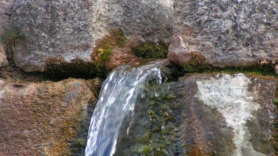 Canal de agua en Tambomachay