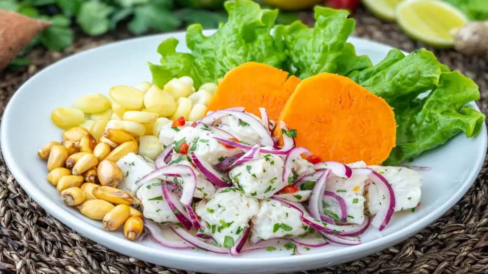 Plato bandera de Nazca Ceviche de pescado.