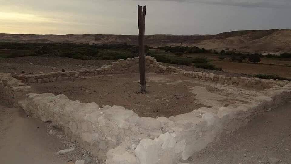 Vista de un recinto rectangular  que muestra un rollizo de huarango que sostuvo el techo de caña.  