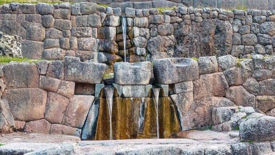 Fuente de agua en Ollantaytambo