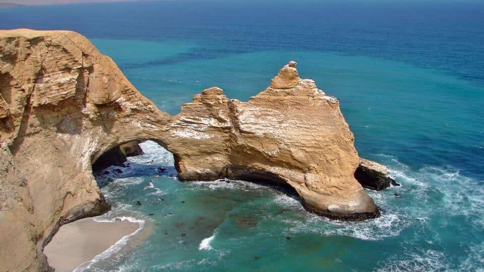 Formación rocosa dentro de la reserva  nacional de Paracas.