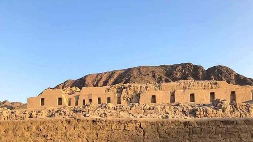 Vista frontal de los paredones de Nazca.