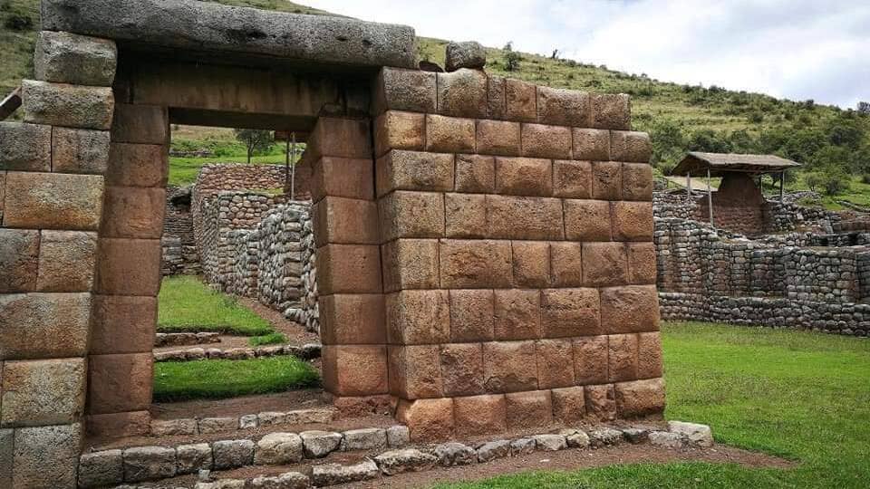 Puerta principal de ingreso a Maukallaqta-Paruro