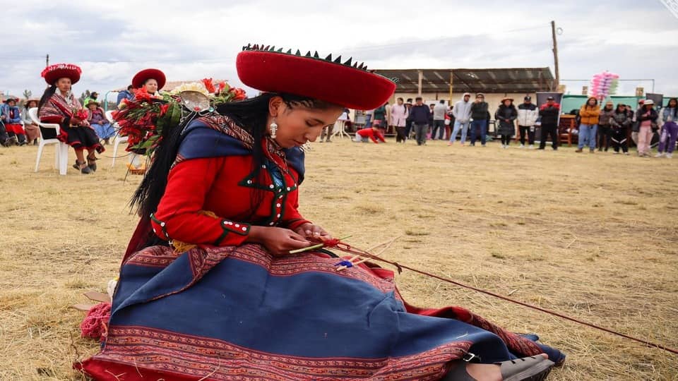 Mujer chincherina tejiendo una manta