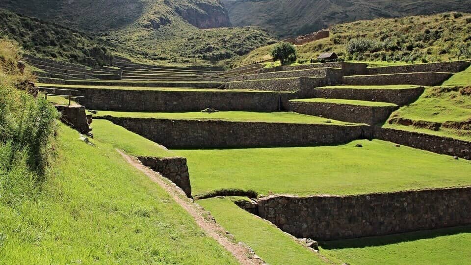 Andenes y terrazas en Tipón