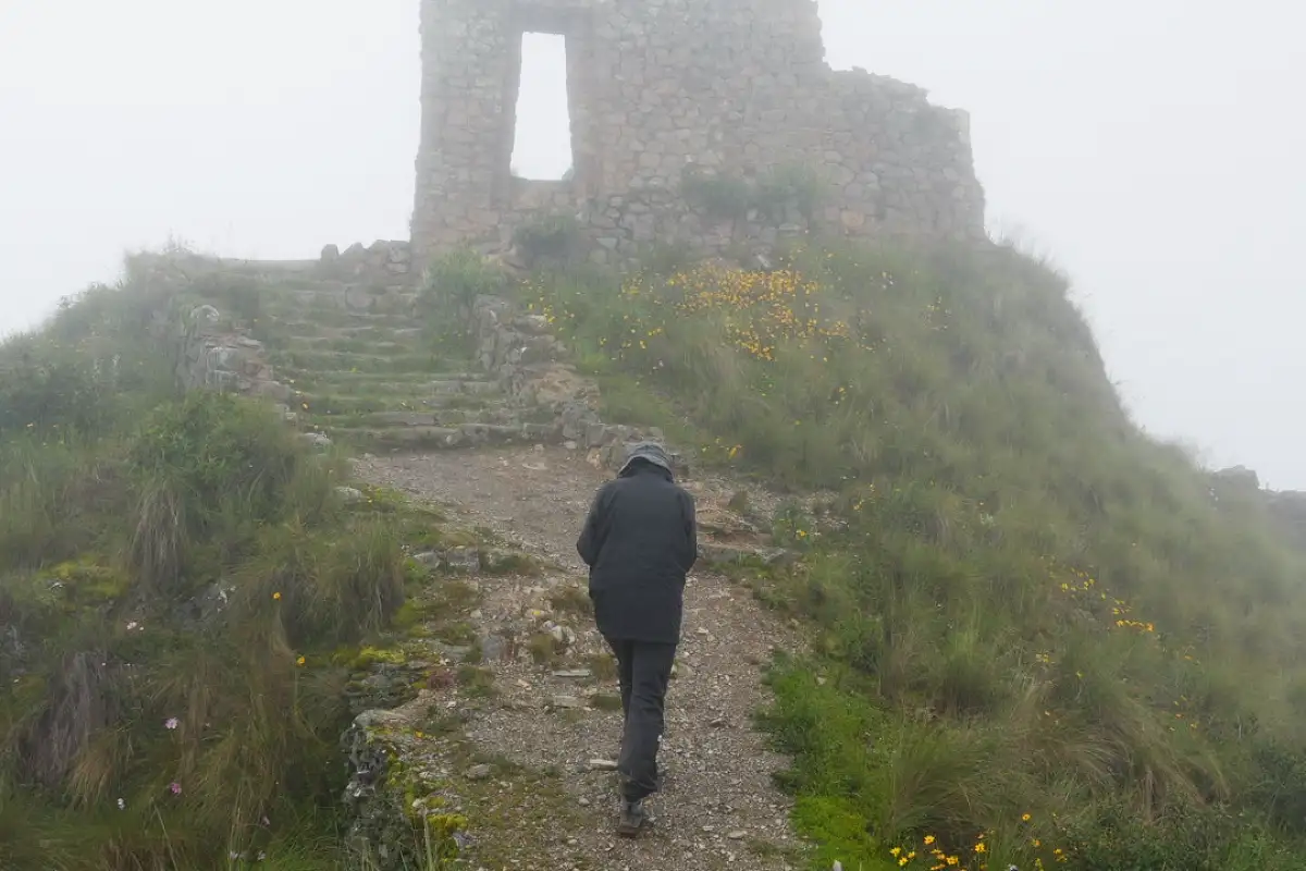 Intipunku entre la neblina de Ollantaytambo | Cocatambo