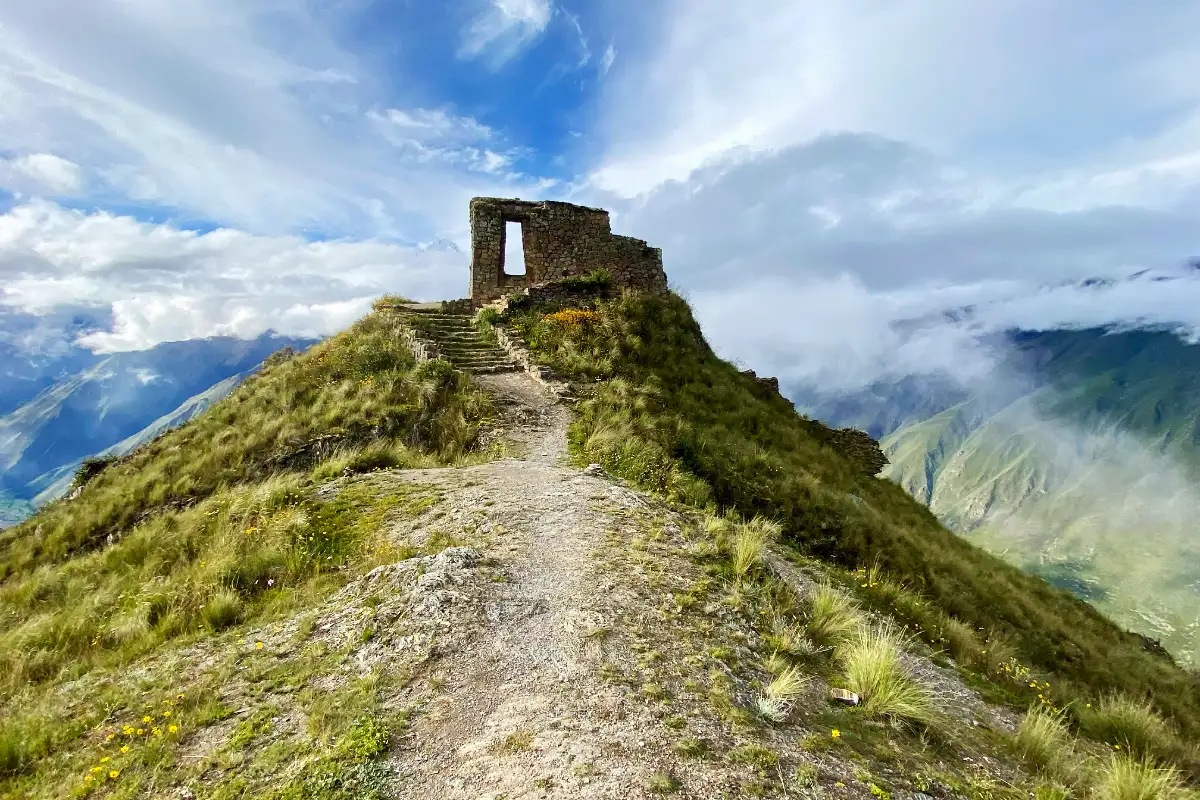 Intipunku sobre las montañas del Valle Sagrado | Cocatambo