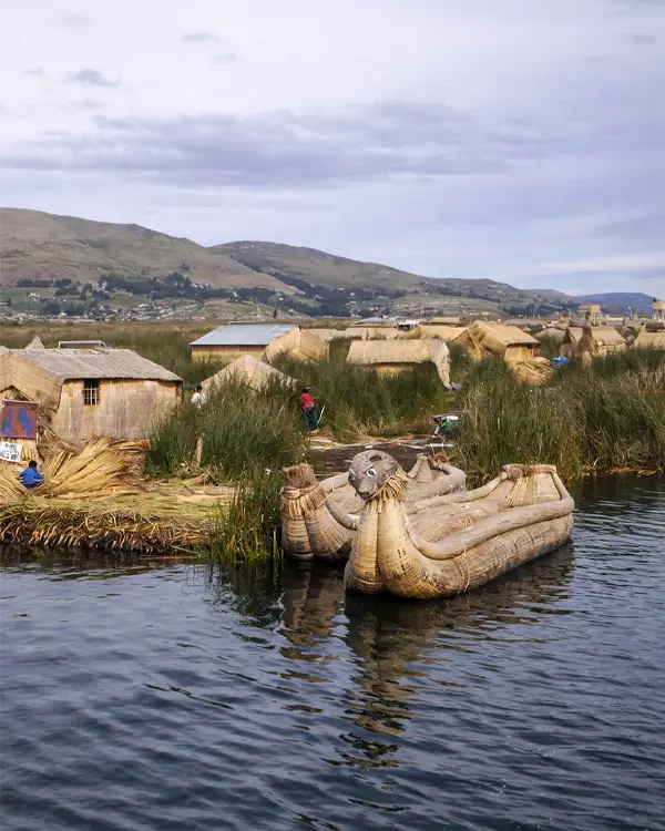 Islas flotantes de los Uros con botes de totora en el lago Titicaca