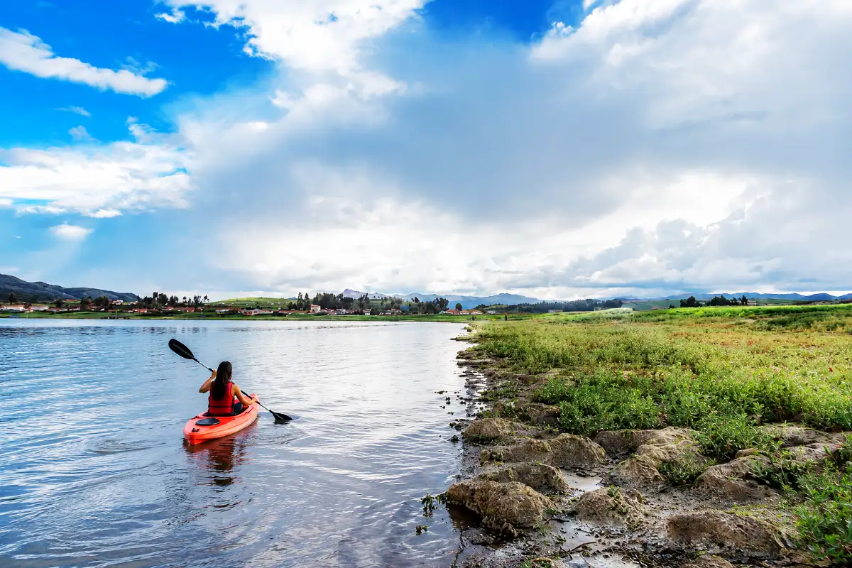 Kayak en la orilla de Piuray | Cocatambo