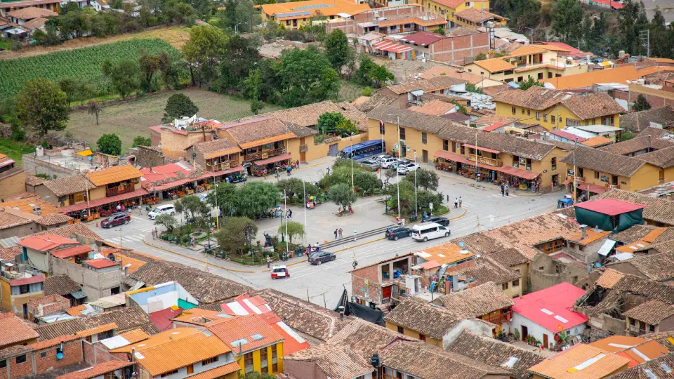 Vista desde el aire de la plaza de armas de Ollantaytambo