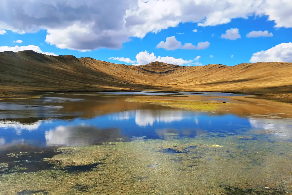 Laguna altoandina reflejando cielo cerca de Huchuy Qosqo | Cocatambo