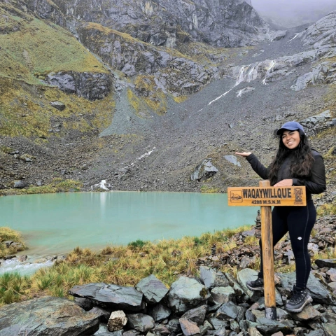 Chica posando junto a la Laguna Waqaywillque