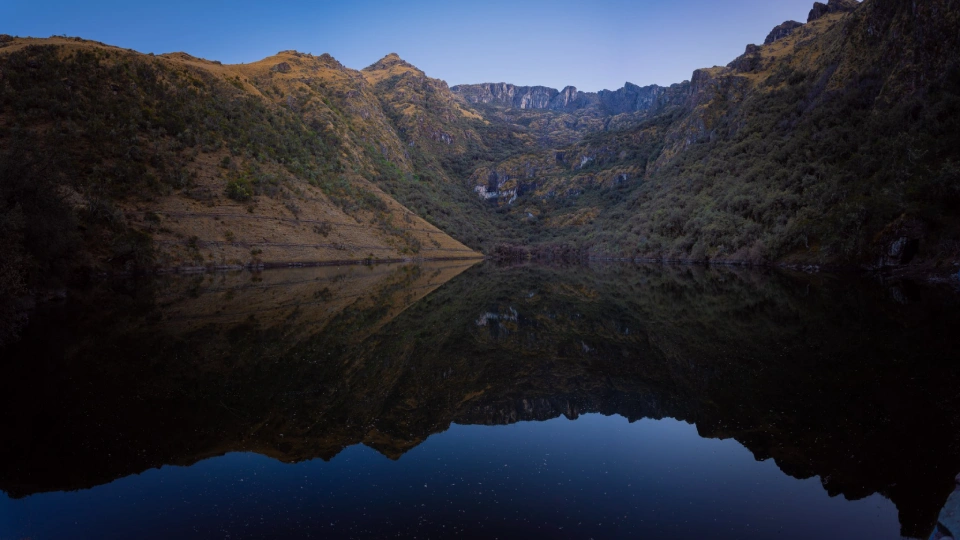 Vista desde la base de montaña continua de la Laguna Yanacocha