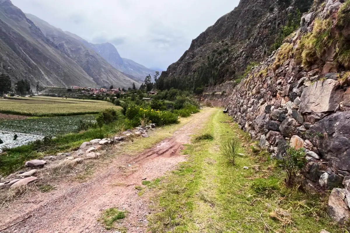 Camino de tierra con muro de piedra en Lamay | Cocatambo