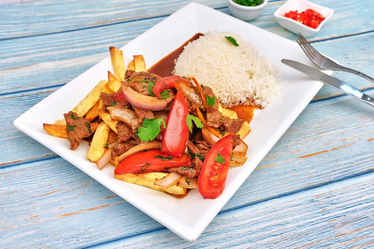 Lomo saltado peruano con arroz y papas | Cocatambo