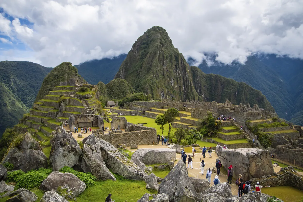 Vista panorámica de la ciudadela de Machu Picchu con sus terrazas, construcciones incas y Huayna Picchu al fondo
