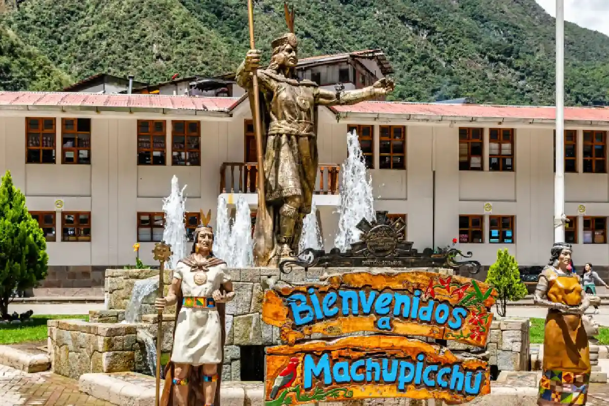 Plaza de Machu Picchu Pueblo | Cocatambo