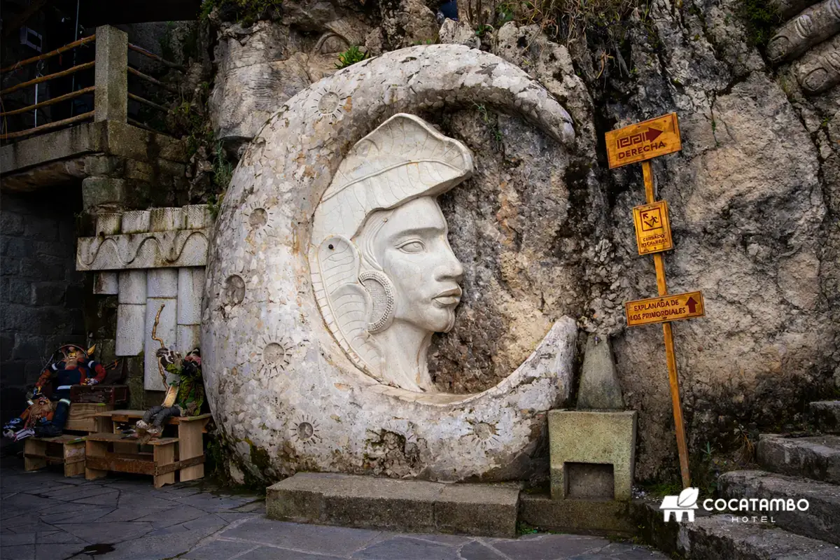 Escultura de Mama Quilla en forma de luna creciente con perfil humano.