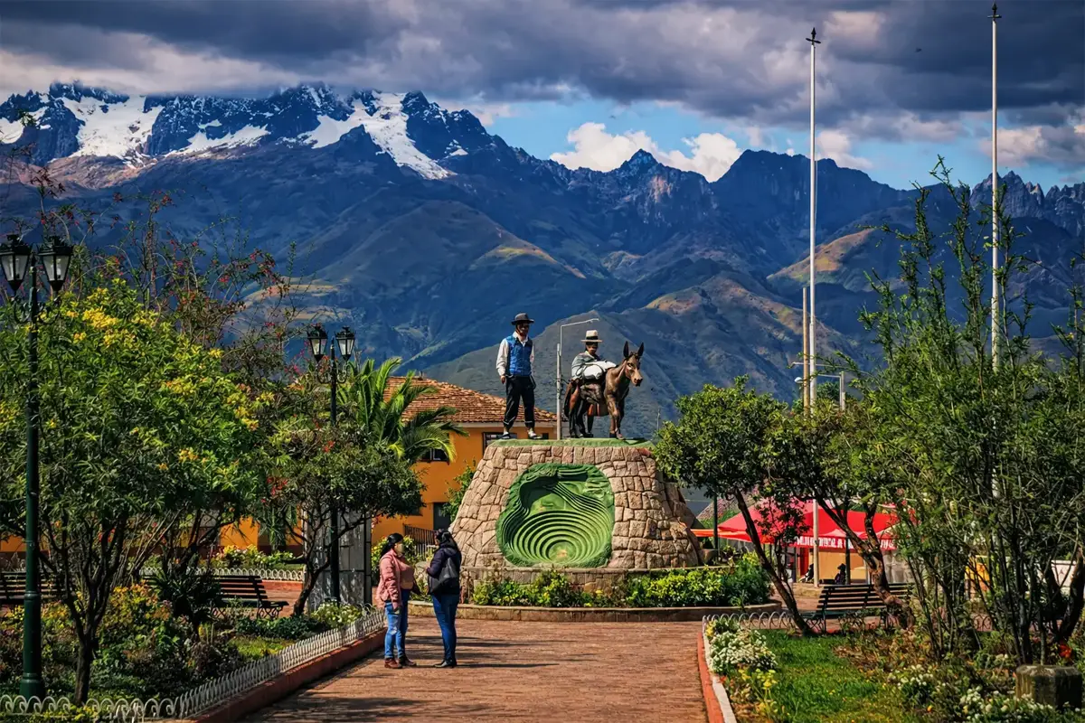 Vista de la plaza del pueblo de maras 