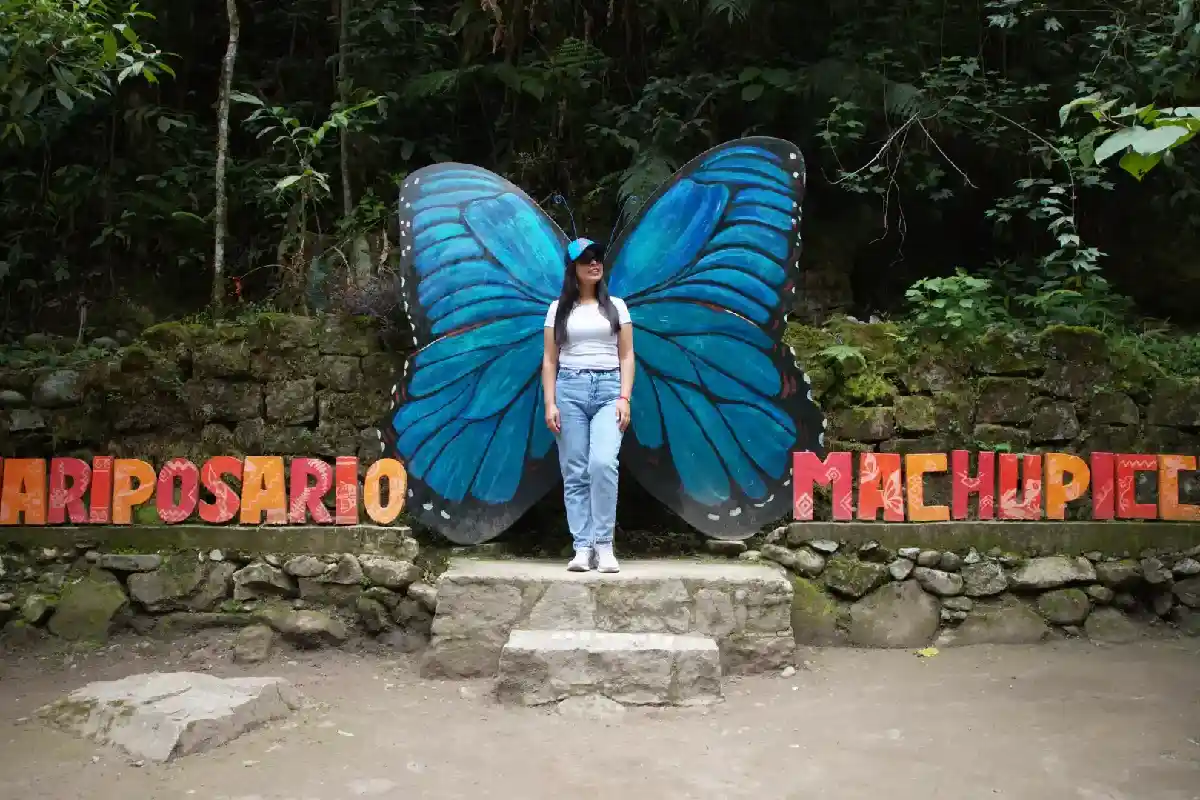Turista posando frente a alas de mariposa gigantes azules | Cocatambo