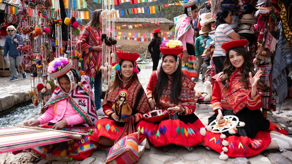 Grupo de turistas en el mercado artesanal de Ollantaytambo