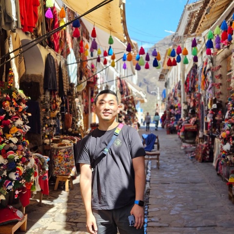Joven dentro del mercado de Pisac