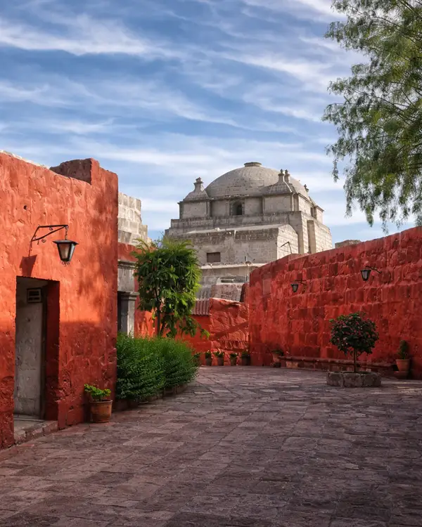 Calle de sillar rojo en el Monasterio de Santa Catalina en Arequipa