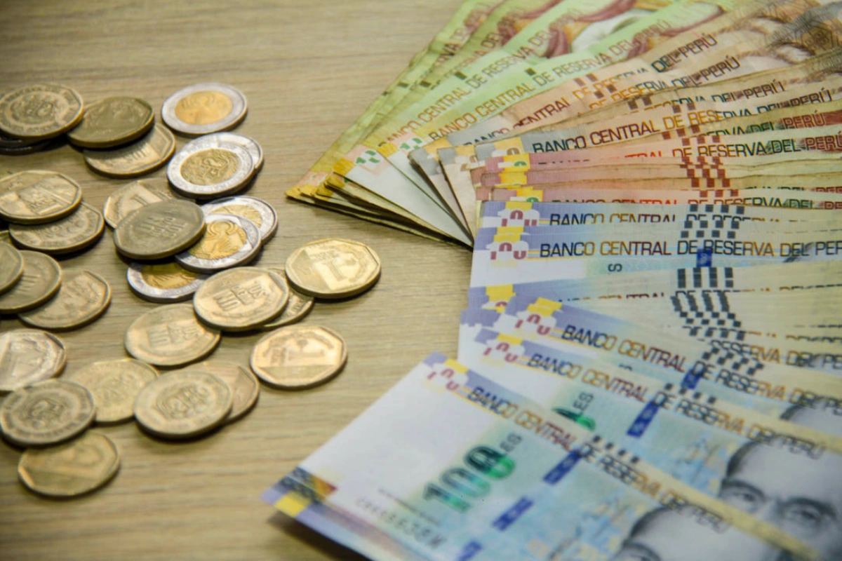 billetes y monedas en soles peruanos