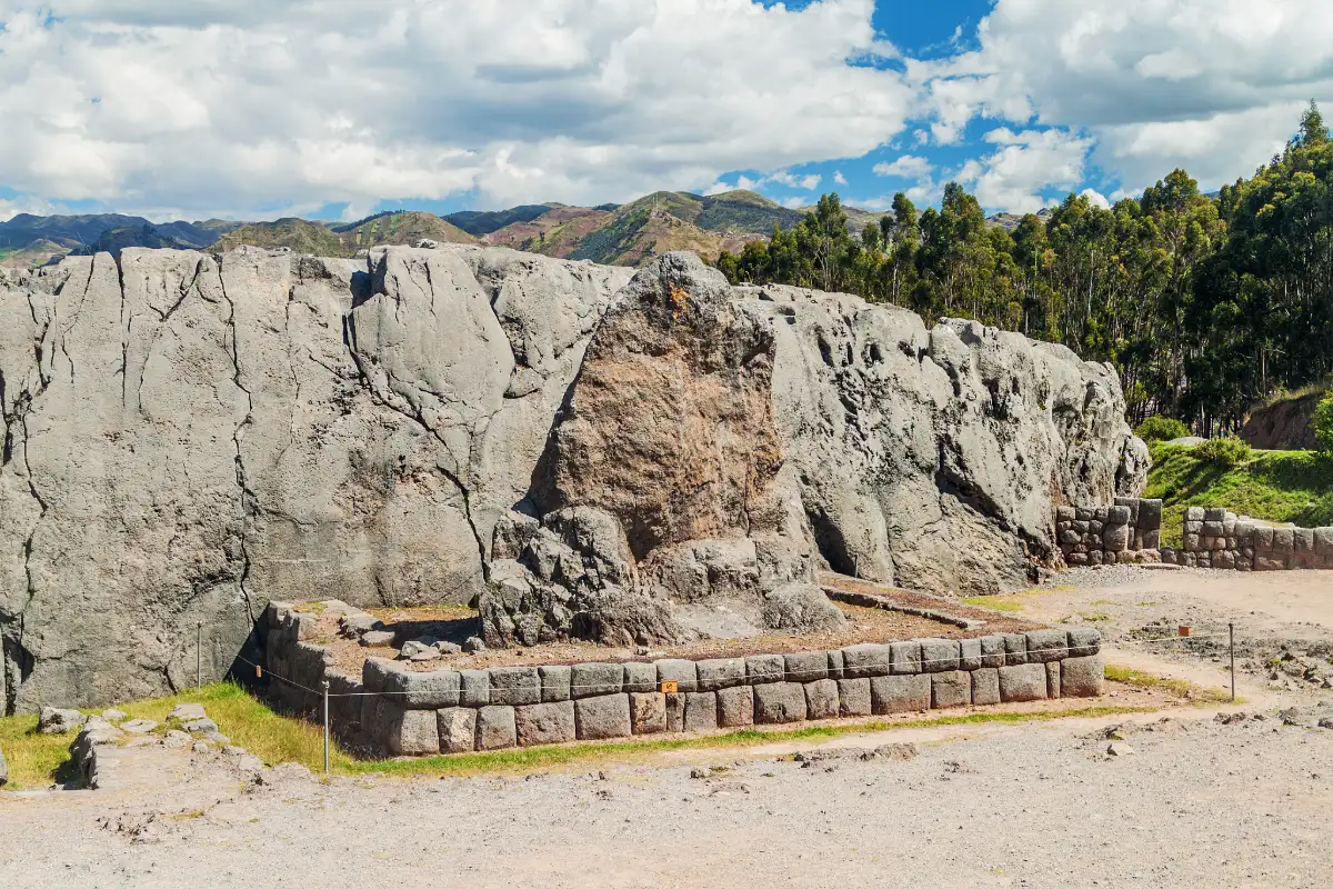 Monolito de Qenqo en Cusco | Cocatambo