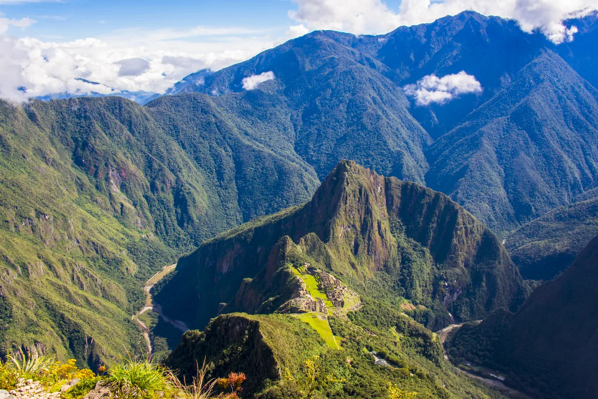 Vista panorámica de Machu Picchu desde la Montaña Machu Picchu rodeada de montañas verdes