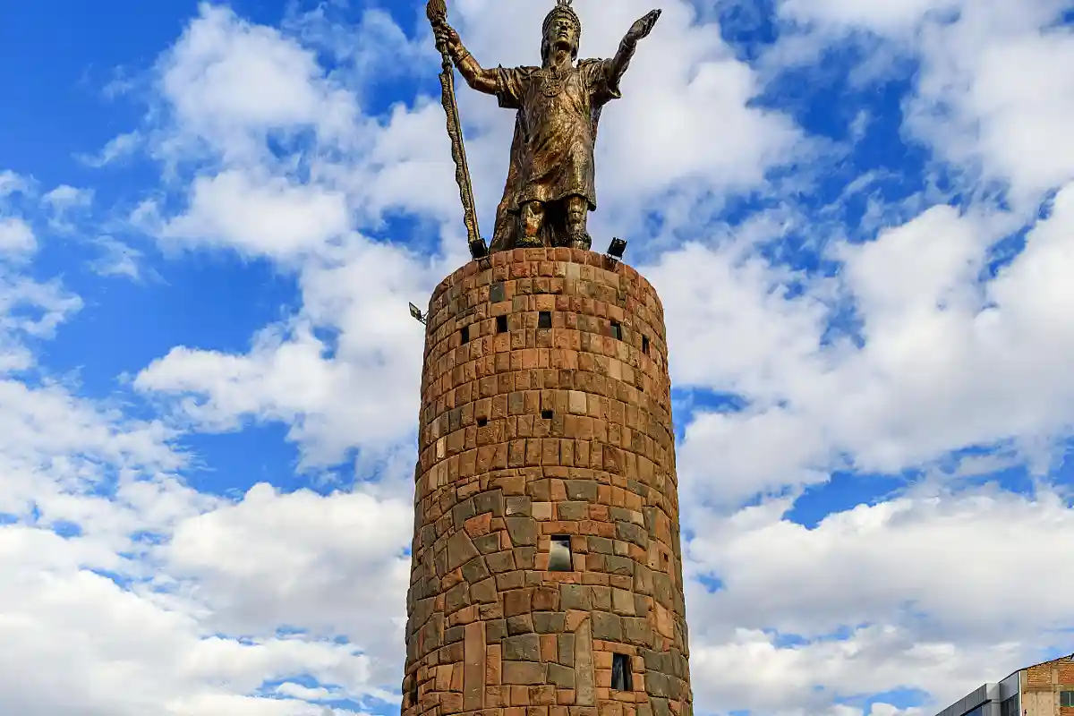 Monumento en el Ovalo Pachacutec | Cocatambo