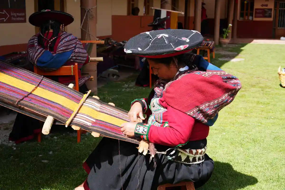 Mujer chincherina vestida con traje típico hilando |  Cocatambo