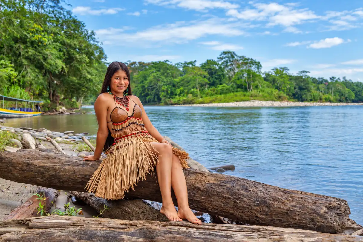 Mujer amazónica junto al río | Cocatambo