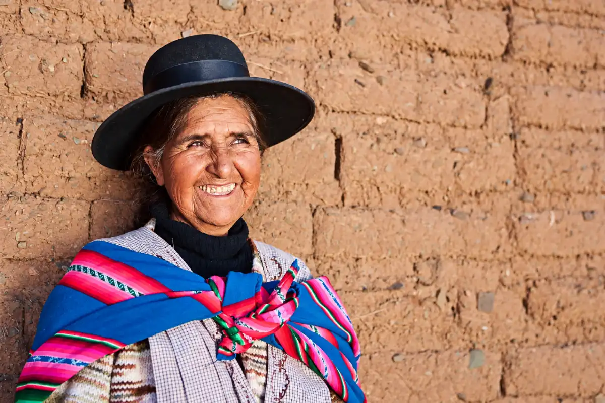 Mujer andina junto al adobe | Cocatambo