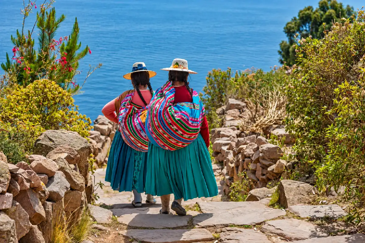Mujeres andinas junto al lago | Cocatambo