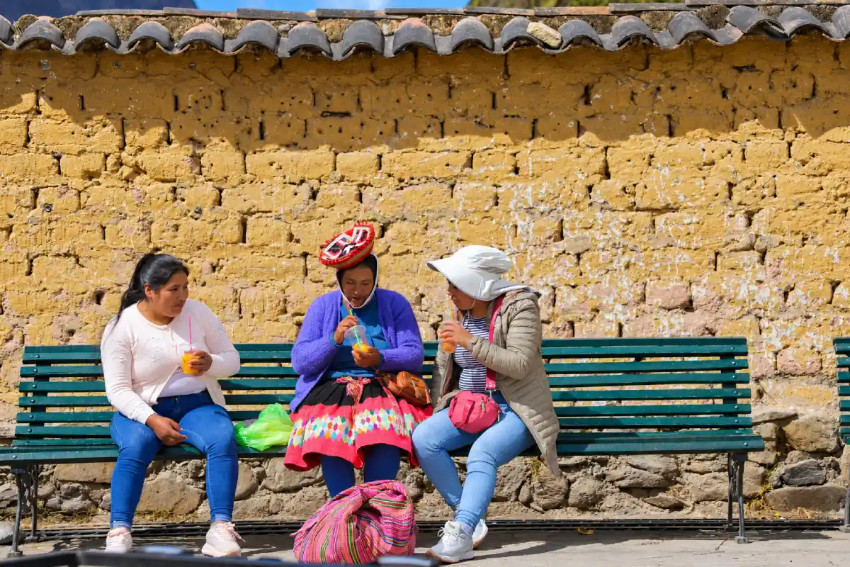 Mujeres en banca en Ollantaytambo | Cocatambo