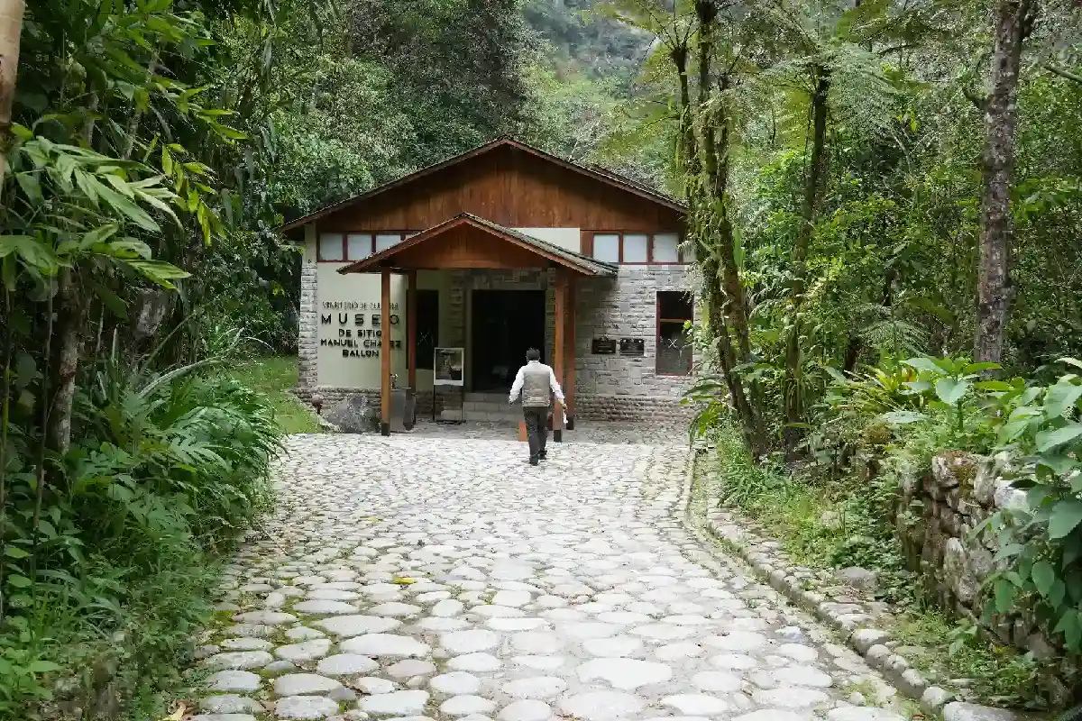 Fachada del Museo Manuel Chávez Ballón con camino empedrado | Cocatambo