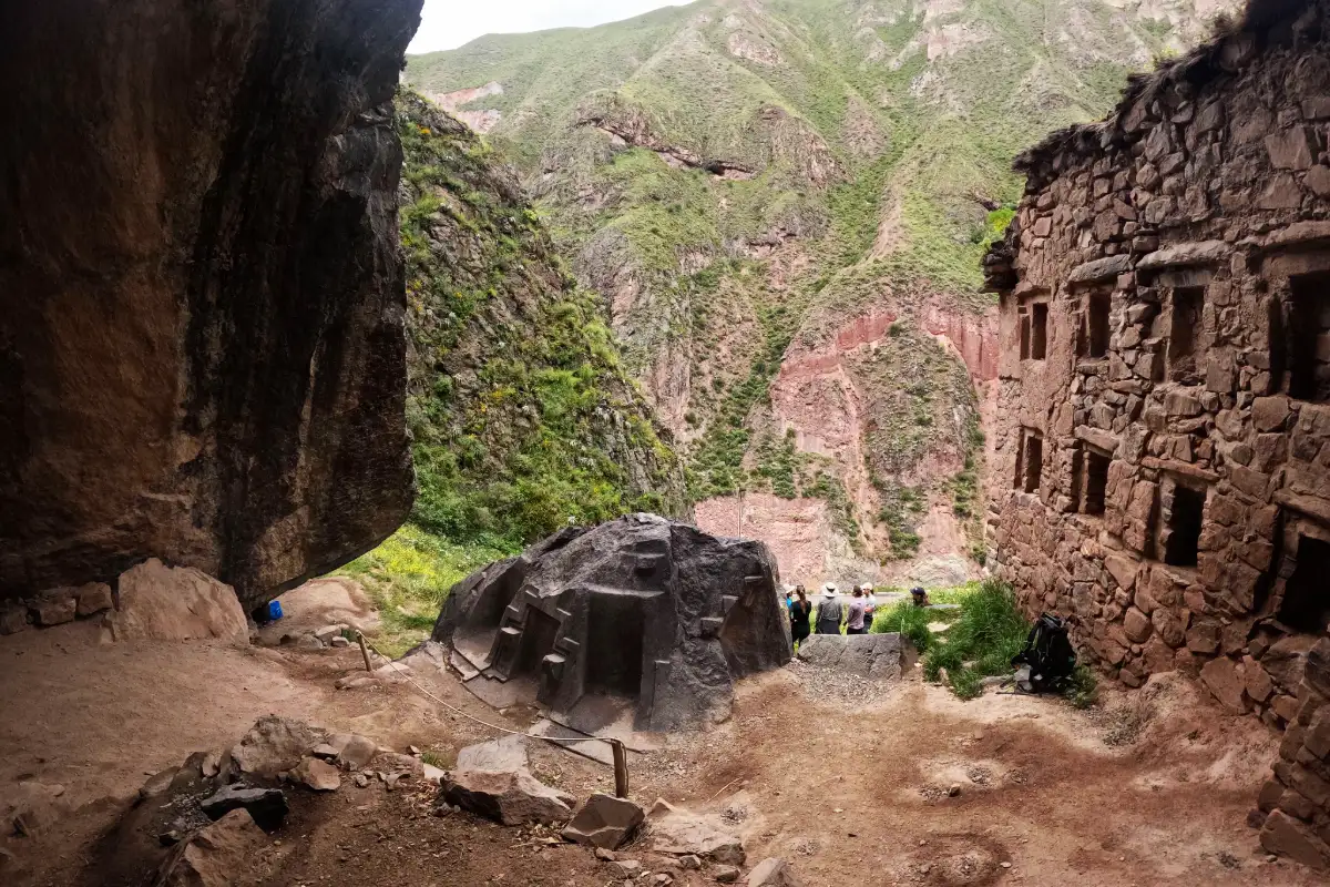 Ñaupa Iglesia en los alrededores de Ollantaytambo | Cocatambo