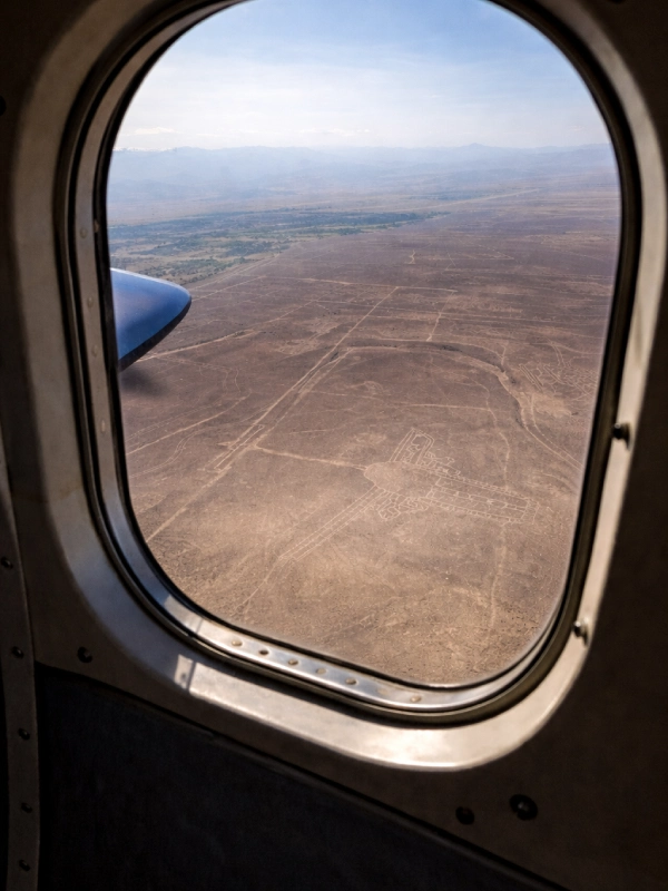 Vista desde una avioneta durante el sobrevuelo de las Líneas de Nazca.