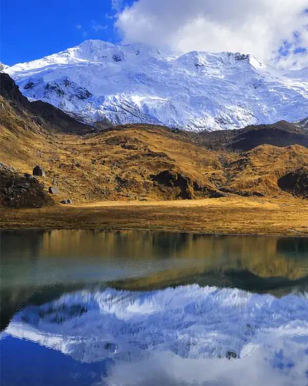 Laguna Lazuntay  con vista al Nevado de Huaytapallana reflejada en el agua