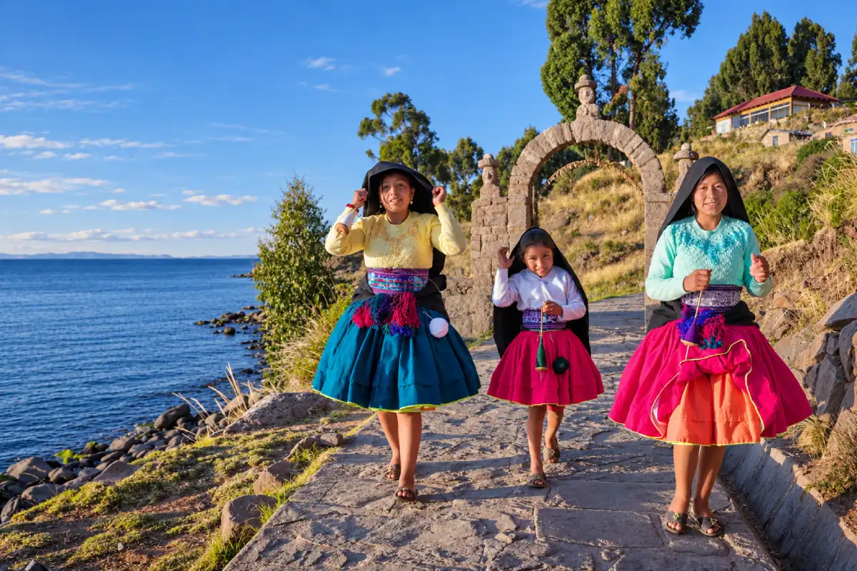 Niñas andinas junto al lago | Cocatambo