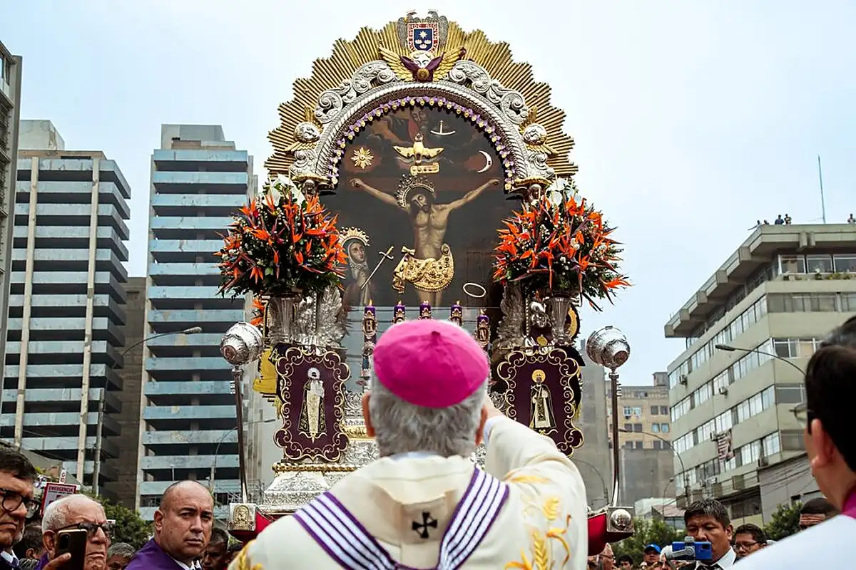 Obispo ante el Señor de los Milagros | Cocatambo