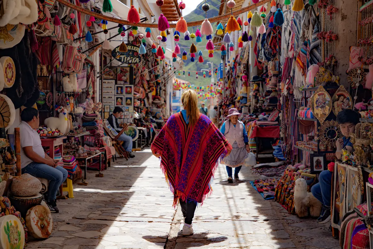 Turista camiando por las calles de Ollantaytambo
