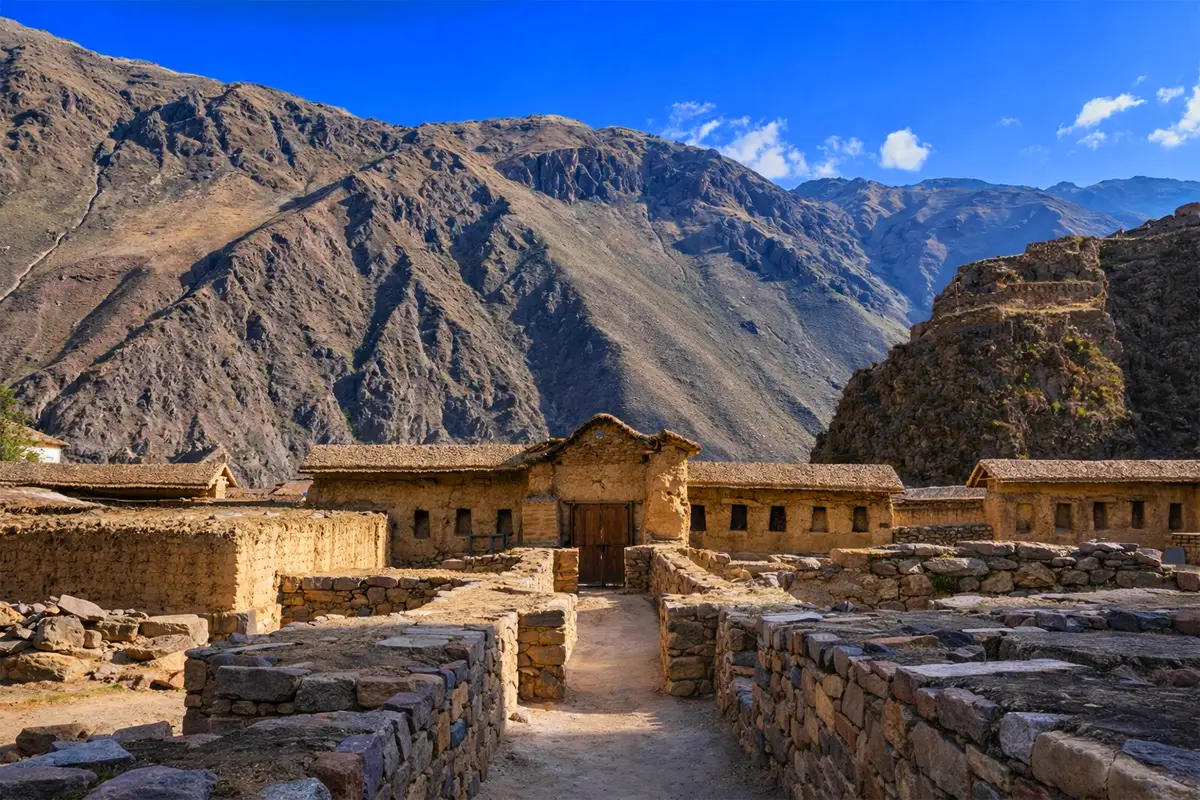 Ollantaytambo con muros de piedra y montanas del Valle Sagrado bajo cielo despejado