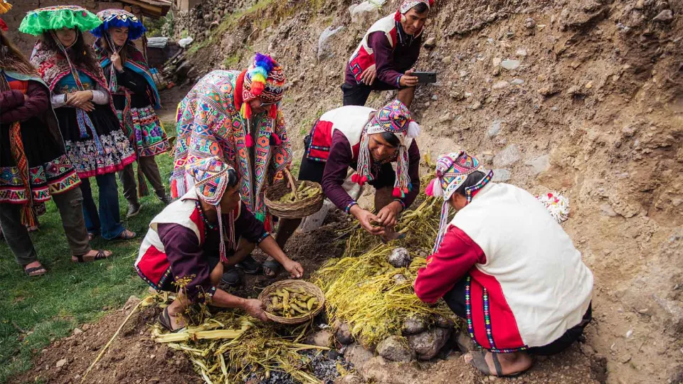 Grupo de cocineros preparando la Pachamanca