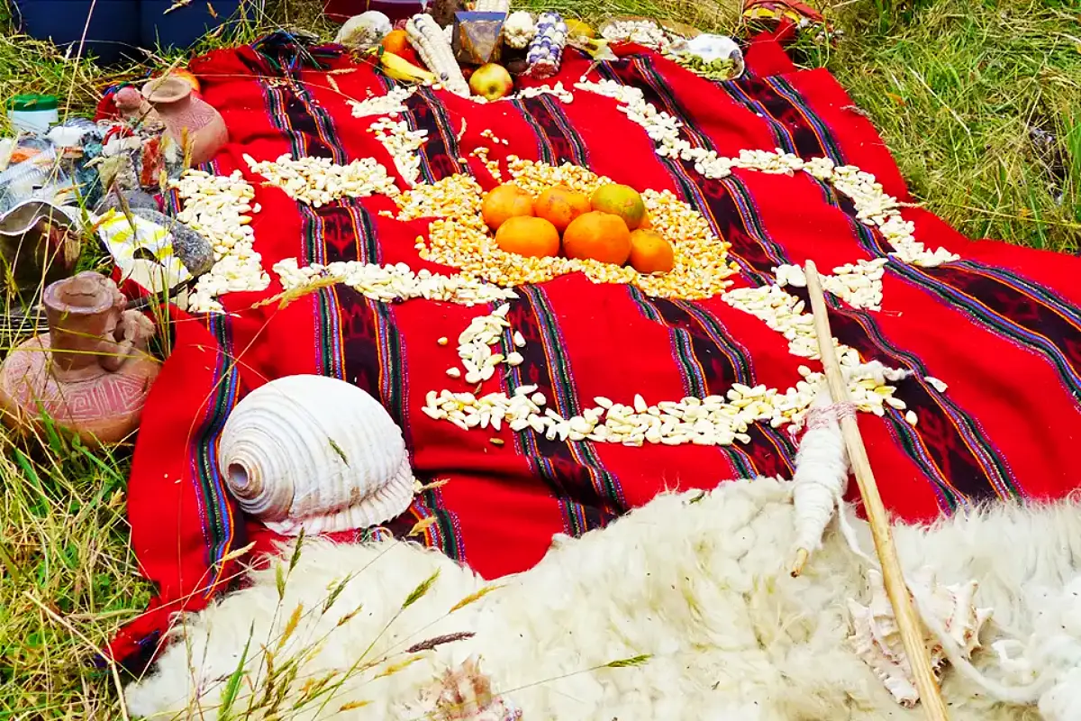 Ofrenda con maíz, frutas y conchas | Cocatambo