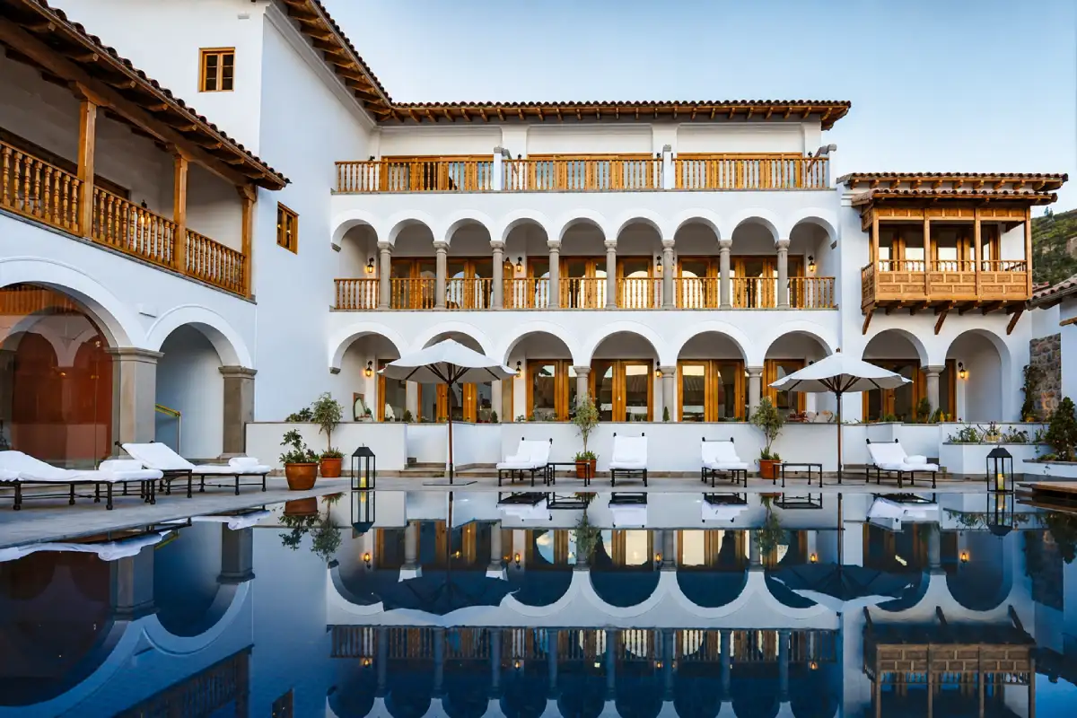 Piscina y patio del Palacio Nazarenas en Cusco | Cocatambo
