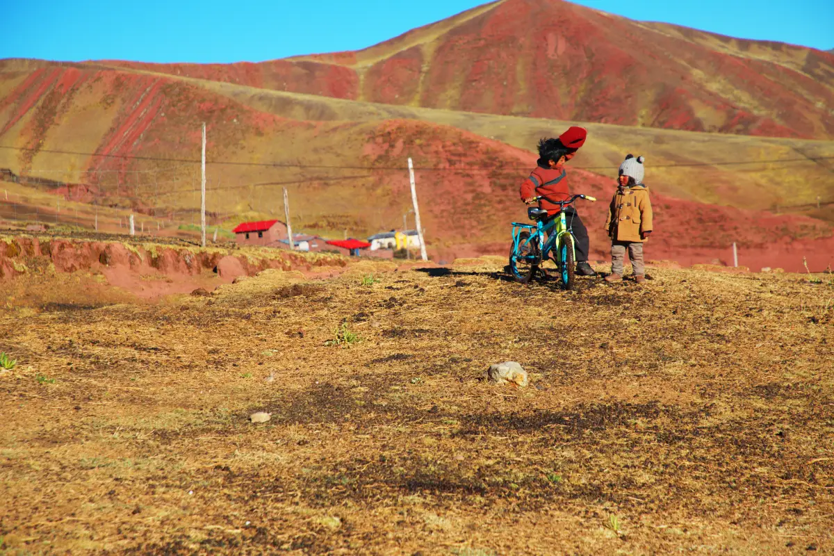 Niños con bicicleta en la montaña Palcoyo | Cocatambo